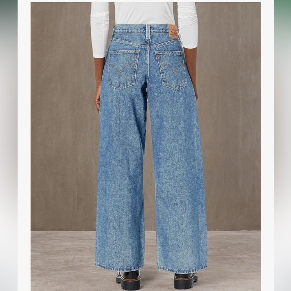 Levi's Relaxed Fit Light Blue Jeans - Picture 3 of 3
